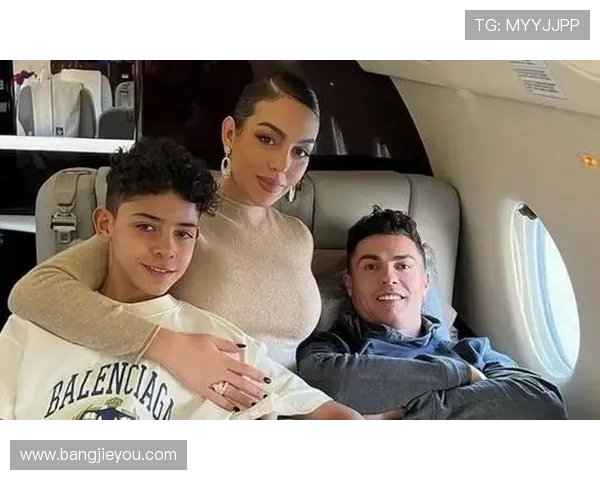 迷你罗助葡萄牙U16夺冠 乔治娜与C罗母亲亲临现场见证荣耀时刻 迷你罗助葡萄牙U16夺冠 乔治娜与C罗母亲亲临现场见证荣耀时刻